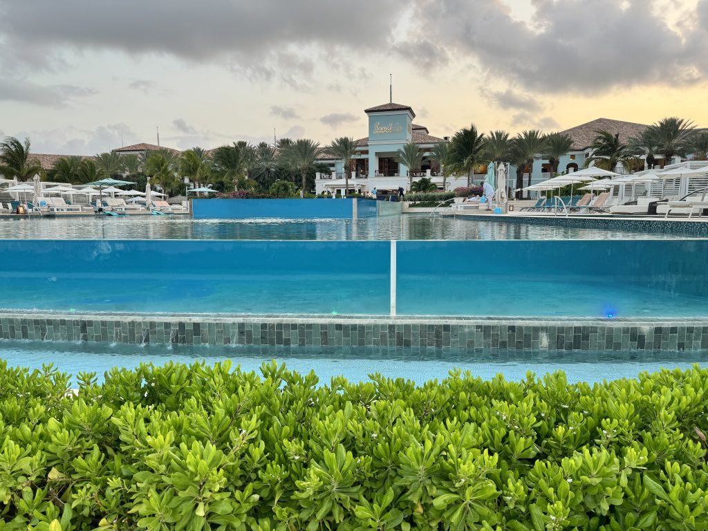 Dos Awa Infinity pool Sandals Royal Curaçao